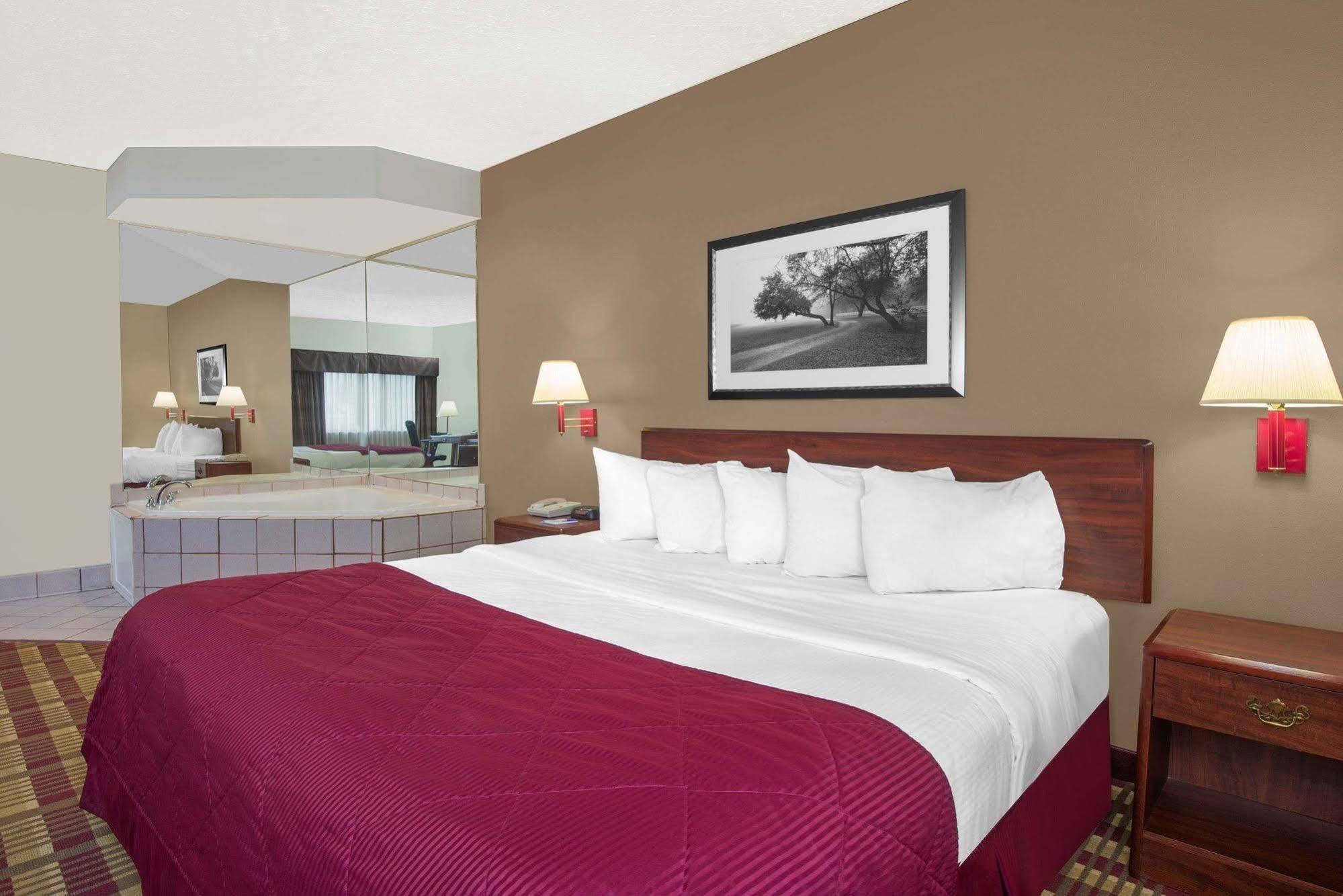 Baymont By Wyndham Boston Heights/Hudson Ξενοδοχείο Εξωτερικό φωτογραφία