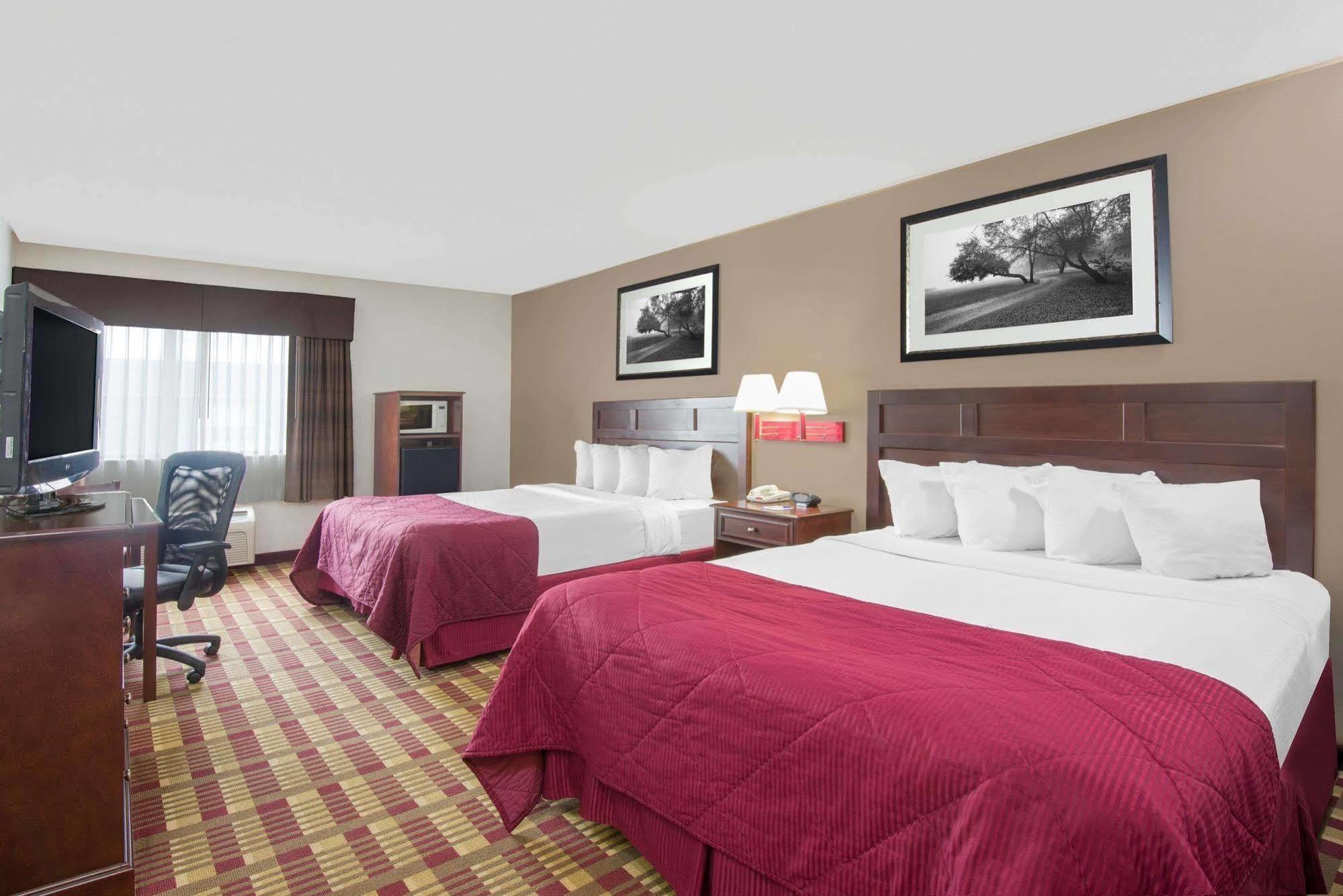 Baymont By Wyndham Boston Heights/Hudson Ξενοδοχείο Εξωτερικό φωτογραφία